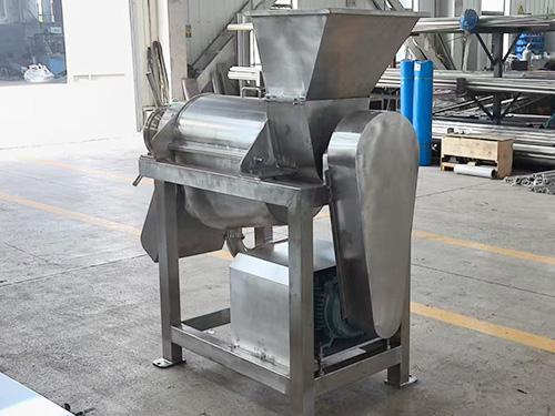 莴苣与苹果用榨汁机榨出来的口感很佳 